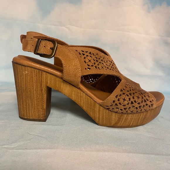 CLEARANCE! | Leather heeled platform sandal - Picture 3 of 8